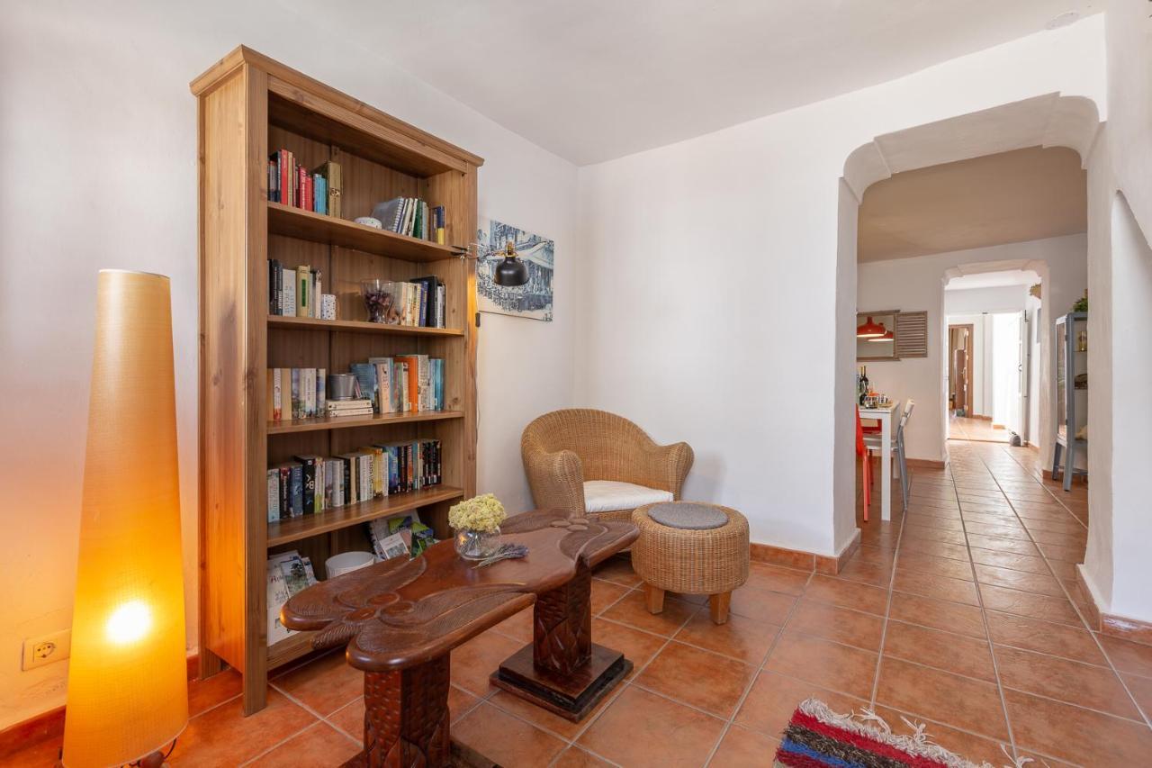 Casa Randonneur, Traditional Townhouse In Alora. Exterior photo